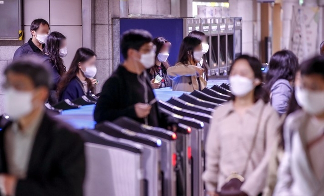 사회적 거리두기가 해제된 다음날인 지난 19일 오전 서울 중구 시청역에서 마스크를 쓴 시민들이 이동하고 있다. 