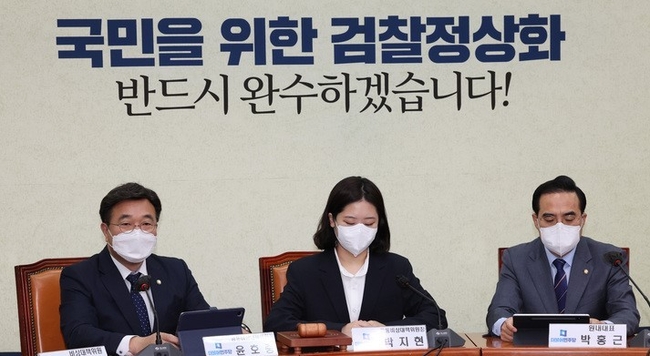 윤호중(왼쪽) 더불어민주당 공동비상대책위원장이 지난 22일 국회에서 열린 비상대책위원회 회의에서 발언하고 있다. (공동취재사진)