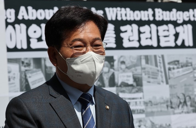 송영길 더불어민주당 전 대표가 20일 서울시 여의도 이룸센터 앞에서 당내 서울시장 공천 관련 취재진의 질문에 답변하고 있다