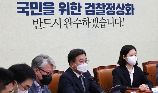윤호중 더불어민주당 공동비상대책위원장이 22일 국회에서 열린 비상대책위원회 회의에서 발언하고 있다. 