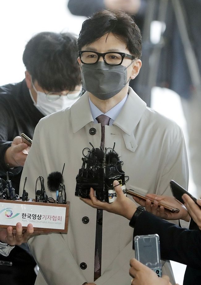 한동훈 법무부 장관 후보자가 지난 15일 서울 서초구 서울고등검찰청에 마련된 인사청문회 준비 사무실로 출근하며 취재진 질문에 답변하고 있다.