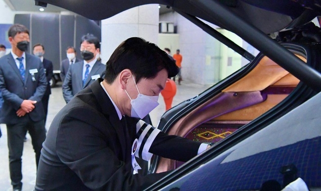 인수위사진기자단 = 안철수 대통령직 인수위원장이 22일 오전 서울 종로구 서울대병원 장례식장에서 열린 부친 고(故) 안영모씨의 발인식을 마치고 고인의 마지막 떠나는 길을 배웅하고 있다.