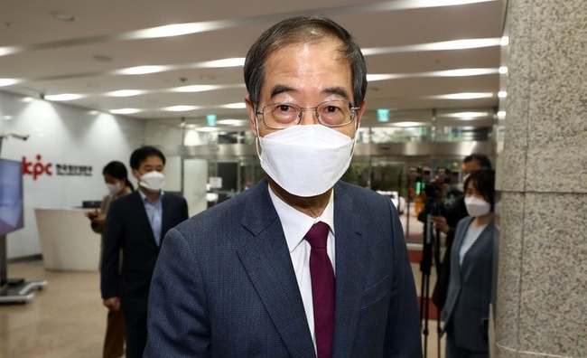 한덕수 국무총리 후보자가 22일 오전 서울 종로구 한국생산성본부에 마련된 청문회 준비 사무실로 출근하고 있다. 