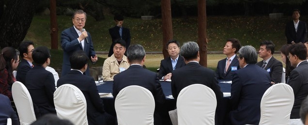 문재인 대통령이 25일 청와대 녹지원에서 열린 출입기자단 초청행사에 참석, 인사말을 하고 있다. 2019.10.25.