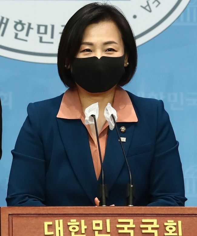 이수진 더불어민주당 신임 원내대변인이 27일 서울 여의도 국회 소통관에서 인사말을 하고 있다. (공동취재사진)