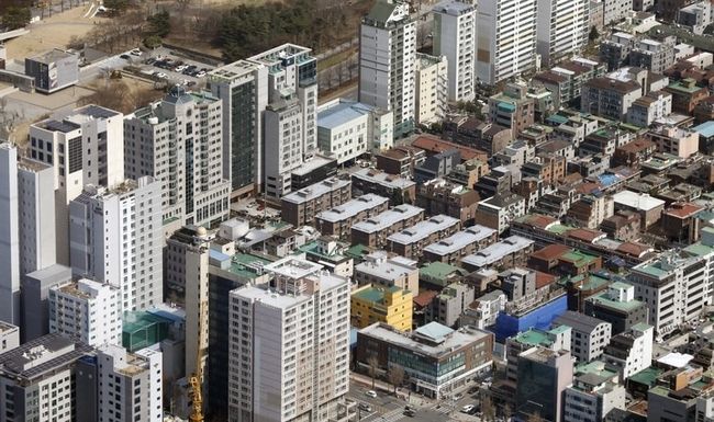 전국 고, 저가 아파트의 가격 차이를 보여주는 5분위 배율이 5개월 연속 상승하면서 또 역대 최고치를 기록한 것으로 알려진 29일 서울 송파구 롯데월드타워 서울스카이에서 바라본 서울시내 아파트 모습.