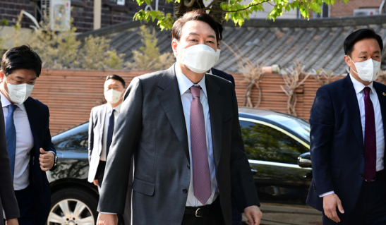 윤석열 대통령 당선인이 지난 15일 오전 서울 종로구 통의동 대통력직인수위원회로 출근하고 있다. (사진=뉴시스 제공)