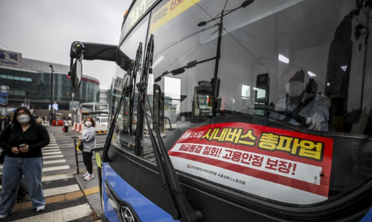 서울 시내버스 노조가 26일 총파업을 예고한 가운데 25일 오전 서울 중구 서울역버스환승센터를 지나는 버스에 파업 관련 피켓이 놓여있다. 노조는 이날 오후 마지막 쟁의조정에 들어가며 최종 교섭에 실패하면 26일 첫차부터 파업이 시작될 예정이다.(사진=뉴시스 제공)