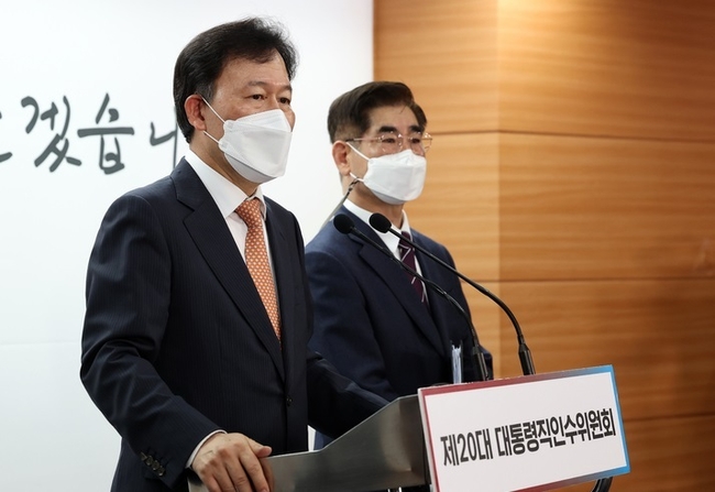 윤한홍(왼쪽) 청와대 이전 태스크포스(TF) 팀장과 김용현 부팀장이 25일 오후 서울 종로구 통의동 대통령직인수위원회에서 청와대 개방 행사 관련 브리핑을 하고 있다. (사진=뉴시스 제공)