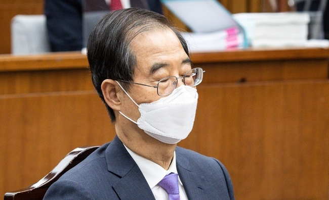  한덕수 국무총리 후보자가 지난 25일 서울 여의도 국회에서 열린 인사청문회에 출석, 눈을 감고 있다. 더불어민주당과 정의당은 한 후보자의 자료제출 부실에 항의, 청문회를 보이콧했다. (사진=뉴시스 제공)