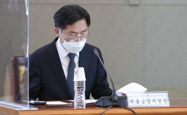 이정수 서울중앙지검장이 지난11일 오전 서울 서초구 대검찰청에서 열린 전국 지검장 회의에서 모두발언 자료를 살펴보고 있다.(사진=뉴시스 제공)