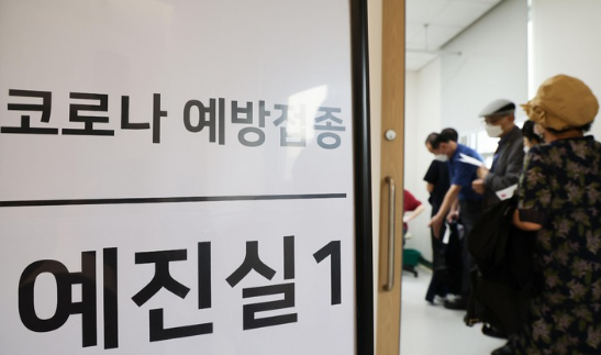 60세 이상 사전예약자에 대한 코로나19 4차 예방접종이 시작된 25일 서울 강서구 부민병원을 찾은 시민들이 접종을 대기하고 있다. (사진=뉴시스 제공)