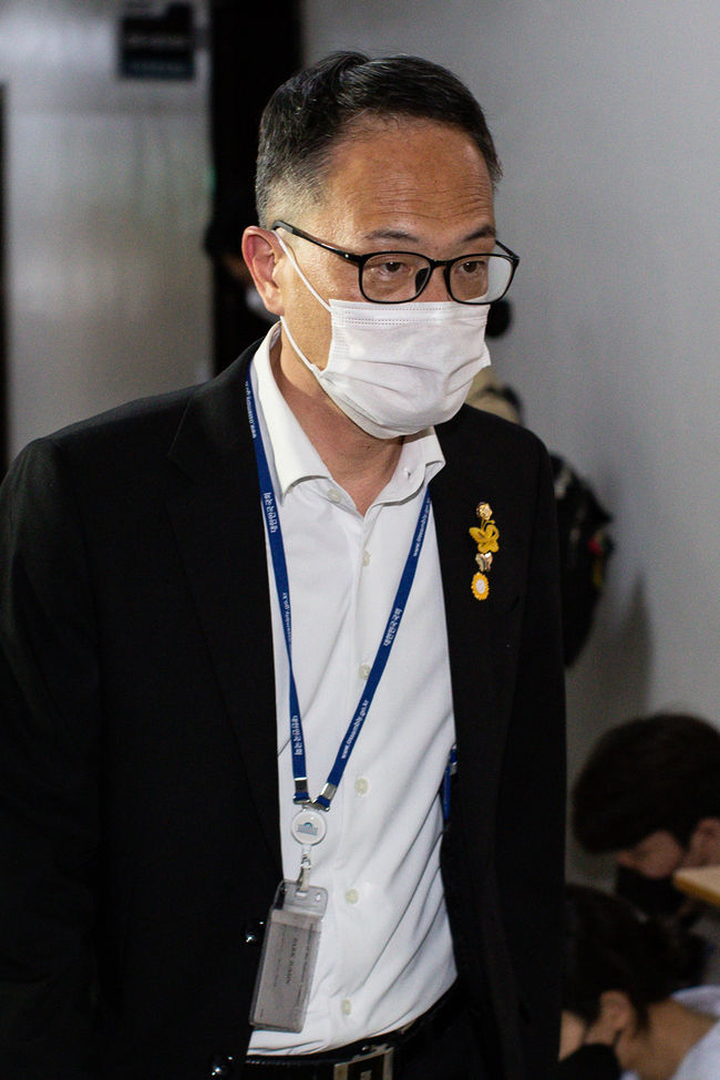 법제사법위원회 1소위원장인 박주민 더불어민주당 의원이 25일 서울 여의도 국회에서 열린 법사위 소위를 위해 위원장실로 향하고 있다. 민주당은 이날 국회 법제사법위원회 법안심사제1소위원회를 소집, '검수완박' 박병석 국회의장의 중재안을 토대로 만들어진 형사소송법 및 검찰청법 개정안을 심사한다.(사진=뉴시스 제공)