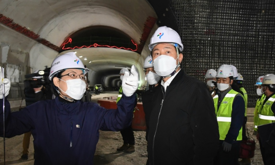 오세훈 서울시장이 지난달 2일 관악구 신림동 '신림·봉천터널 2공구' 공사 현장을 찾았다. 중대재해처벌법 시행에 따른 안전 관리가 철저하게 이뤄지고 있는지 등을 점검했다. (사진=서울시 제공). 