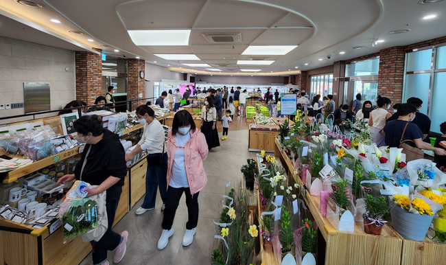 지난 23일 로컬푸드직매장 오성점을 방문한 시민들의 모습