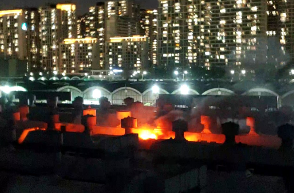 26일 오후 9시20분께 서울 송파구 가락동 농수산물 도매시장 건물 옥상에서 불이 나 약 50분만에 꺼졌다.(사진=송파소방서 제공)
