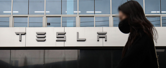 러시아의 우크라이나 침공으로 니켈 등 배터리 원자재 가격이 급등하면서 전기차 가격도 오르고 있다. 테슬라코리아 공식 웹사이트에 따르면 모델3 롱레인지와 모델Y 퍼포먼스 가격은 연초 대비 100만원, 모델Y 롱레인지는 200만원 인상했다. 사진은 14일 오후 서울 시내 테슬라 매장 모습. (사진=뉴시스 제공)