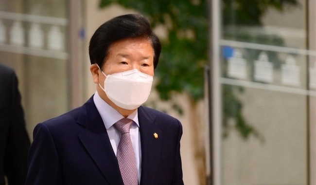  박병석 국회의장이 검수완박(검찰 수사권 완전 박탈) 법안에 대한 본회의 처리를 앞둔 27일 서울 여의도 국회로 출근하고 있다.(사진=뉴시스 제공)
