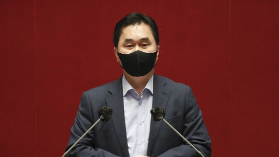 김종민 더불어민주당 의원이 27일 오후 서울 여의도 국회 본회의장에서 열린 '검수완박' 관련 검찰청법 일부개정법률안(대안)이 상정된 제 395회(임시회) 제2차 본회의에서 권성동 국민의힘 원내대표 뒤를 이어 필리버스터(무제한 토론을 통한 합법적 의사진행 방해) 발언을 하고 있다.(사진=뉴시스 제공)