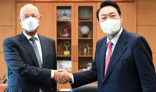 윤석열 대통령 당선인이 27일 서울 종로구 통의동 대통령직인수위원회 집무실에서 클라우스 슈밥 세계경제포럼 회장을 만나 이야기를 나누고 있다.(사진=뉴시스 제공)