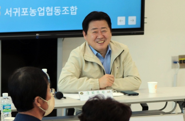 오영훈 더불어민주당 제주도지사 경선후보가 27일 서귀포농협 관계자들과 가진 농정 간담회에서 이야기를 하고 있다. (사진=오영훈 경선후보 사무소 제공) 