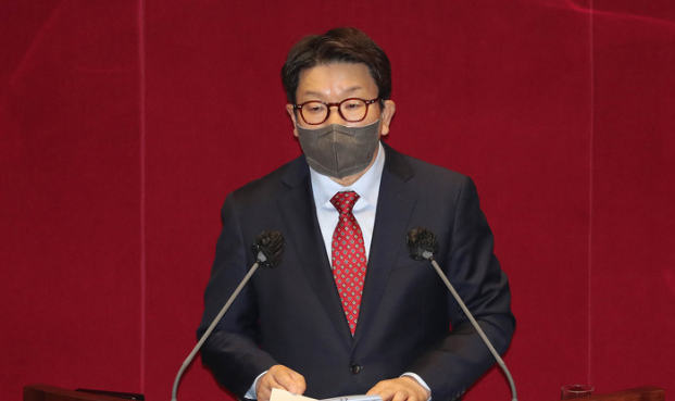 권성동 국민의힘 원내대표가 지난 27일 오후 서울 여의도 국회 본회의장에서 열린 '검수완박' 관련 검찰청법 일부개정법률안(대안)이 상정된 제 395회(임시회) 제2차 본회의에서 필리버스터(무제한 토론을 통한 합법적 의사진행 방해) 첫 주자로 발언을 하고 있다.(사진=뉴시스 제공)