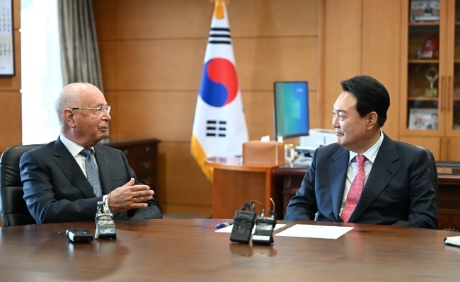 지난 27일 윤석열 대통령 당선인이 클라우스 슈밥 세계경제포럼 회장과 이야기를 나누고 있다. (사진=인수위대변인실 제공)