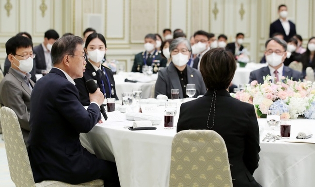 문재인 대통령이 28일 오전 청와대 영빈관에서 열린 코로나19 방역 관계자 격려 오찬에서 발언하고 있다. (사진=뉴시스 제공)