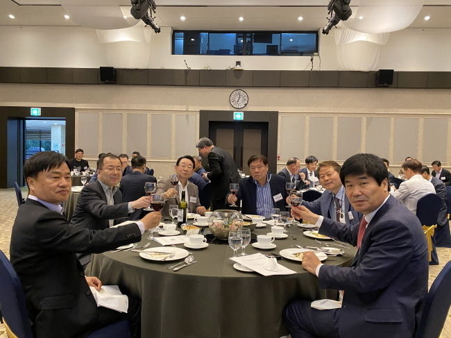 정기총회에 참석한 AIC수료생들이 건배하고 있다.