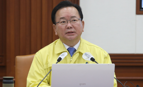 김부겸 국무총리가 15일 오전 서울 종로구 정부서울청사에서 열린 코로나19 중앙재난안전대책본부(중대본) 회의에서 '18일부터 사회적 거리두기 전면 해제'를 발표하고 있다.(사진=뉴시스 제공)