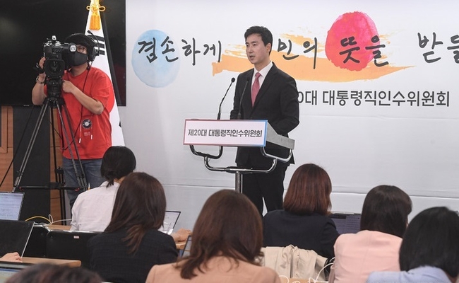 김기흥 인수위원회 부대변인이 지난 28일 서울 종로구 통의동 인수위 공동기자회견장에서 경제2분과 '에너지정책 정상화를 위한 5대 정책방향' 관련 브리핑을 하고 있다. (사진=뉴 시스 제공)