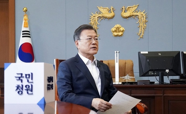 문재인 대통령이 지난 26일 청와대 여민관 집무실에서 국민청원 답변 영상촬영을 하고 있다. 문 대통령이 국민청원에 직접 답변하는 것은 지난 4주년 특별답변(2021.8.19.) 이후 두 번째이며, 287번째 청원 답변이다. (사진=청와대 제공)
