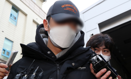 회삿돈 245억원을 횡령한 혐의로 구속된 계양전기 재무팀 직원 김모씨가 25일 오전 서울 강남구 수서경찰서에서 검찰에 송치되고 있다. (사진=뉴시스 제공)