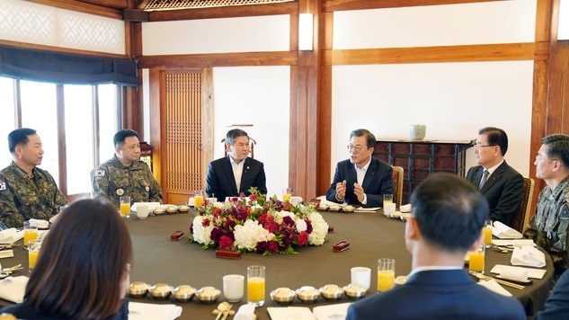 문재인 대통령이 27일 오후 청와대 상춘재에서 정경두 국방부 장관을 비롯한 군 주요 직위자들을 초청해 오찬을 함께 하고 있다. 이날 오찬에는 정경두 국방부 장관, 박한기 합동참모의장, 서욱 육군참모총장, 심승섭 해군참모총장, 원인철 공군참모총장, 최병혁 연합사 부사령관, 이승도 해병대사령관이 참석했다. (사진=청와대 제공) 