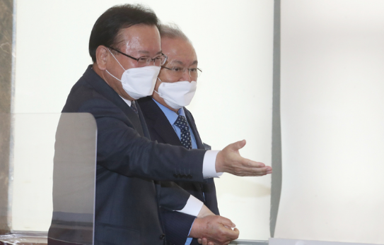 김부겸 국무총리가 29일 서울 종로구 정부서울청사에서 열린 제 29차 제주 4·3사건 진상규명 및 희생자 명예회복위원회 회의에서 신용하 위원을 반갑게 맞으로 자리로 이동하고 있다.(사진=뉴시스 제공)