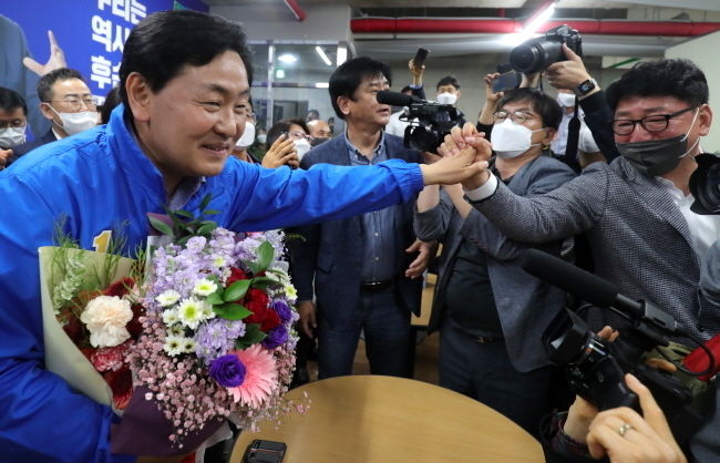 더불어민주당 김관영 전북도지사 경선 후보가 29일 전북 전주시 완산구 효자동에 위치한 선거사무실에서 더불어민주당 전북도지사 후보 경선 결과 시청을 마치고 지지자들에게 인사를 하고 있다. (사진=뉴시스 제공)