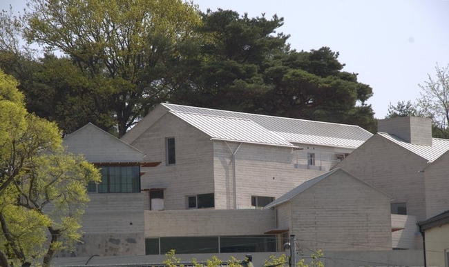 19일 오전 경남 양산 하북면 평산마을에 건축 중인 문재인 대통령 사저 건축공사가 마무리 되고 있다.