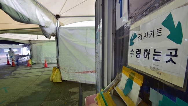  지난 29일 오전 대구 중구 국채보상운동기념공원에 마련된 코로나19 임시선별검사소가 한산한 모습을 보이고 있다.