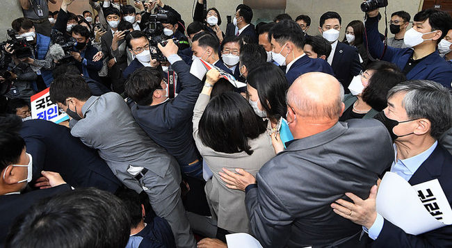 지난 4월30일 서울 여의도 국회에서 박병석 국회의장(가운데)이 ‘검수완박’ 관련 법안인 검찰청법 개정안 처리 관련 본회의에 참석하기 위해 이동하며 국민의힘 의원들의 항의를 받고 있다. (공동취재사진)