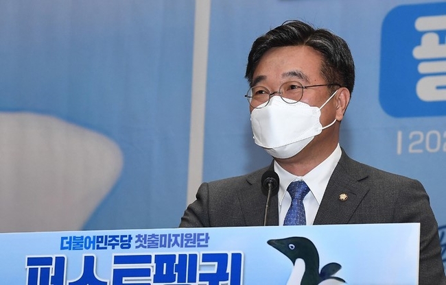 윤호중 더불어민주당 공동비상대책위원장이 1일 서울 여의도 국회에서 열린 ‘첫출마지원단 퍼스트펭귄 필승결의대회’에서 기념사를 하고 있다. 이날 행사는 6·1 지방선거에 처음 출마하는 청년 정치인을 지원하기 위해 열렸다. (공동취재사진)