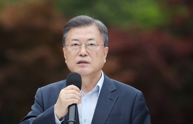 문재인 대통령이 지난달 25일 오후 청와대 녹지원에서 열린 출입기자단 초청행사에서 인사말을 하고 있다.