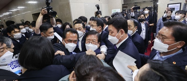 박병석 국회의장이 30일 국민의힘 의원들의 항의를 뚫고 '검수완박' 법안으로 불리는 검찰청법 표결 및 형사소송법 상정이 예정된 본회의장으로 향하고 있다. (공동취재사진)