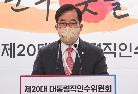 박성중 제20대 대통령직인수위원회 과학기술교육분과 간사가 28일 서울 종로구 통의동 인수위 기자회견장에서 '미디어의 공정성·공공성 확립과 국민 신뢰 회복을 위한 정책방향'과 관련해 브리핑을 하고 있다.(사진=뉴시스 제공)