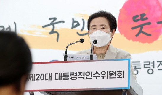 신용현 대통령직인수위원회 대변인이 2일 오후 서울 종로구 통의동 인수위 기자회견장에서 정례 브리핑을 하고 있다.(사진=뉴시스 제공)