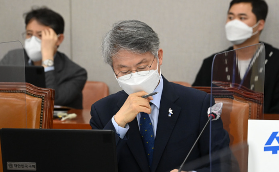 지난달 29일 서울 여의도 국회에서 열린 운영위원회에서 무소속 민형배 위원이 자리하고 있다. 이날 운영위는 국민의힘이 불참한채 개최됐다. 이날 운영위는 국민의힘이 불참한채 중대범죄수사청(중수청) 발족 논의를 위한 사법개혁특별위원회(사개특위)를 국회 특위로 설치하는 결의안이 의결됐다.(사진=뉴시스 제공)