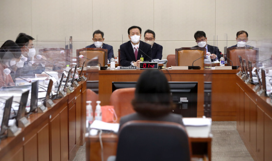 정호영 보건복지부 장관 후보자가 3일 오전 서울 여의도 국회에서 열린 인사청문회에서 의원 질의에 답변하고 있다.(사진=뉴시스 제공)