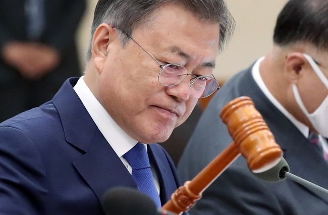 문재인 대통령이 3일 청와대 본관에서 열린 국무회의를 주재하고 있다.(사진=뉴시스 제공)