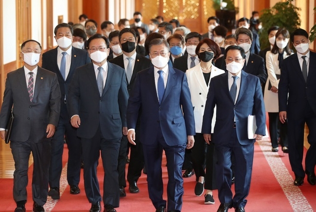 문재인 대통령이 3일 청와대 본관에서 열린 국무회의에 참석하고 있다.(사진=뉴시스 제공)