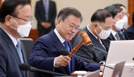 문재인 대통령이 3일 청와대 본관에서 열린 국무회의에서 의사봉을 두드리고 있다.(사진=뉴시스 제공)