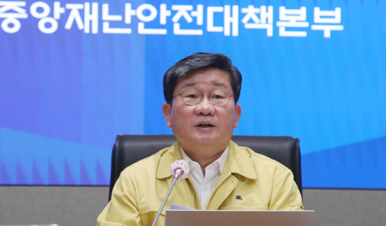 전해철 중앙재난안전대책본부 2차장(행정안전부 장관)이 지난달 20일 오전 서울 종로구 정부서울청사 중앙재난안전상황실 서울상황센터에서 열린 코로나19 중앙재난안전대책본부(중대본) 회의를 주재하며 발언하고 있다.(사진=뉴시스 제공)